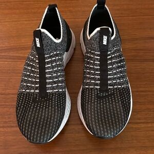 Nike women’s Phantom React 8.5